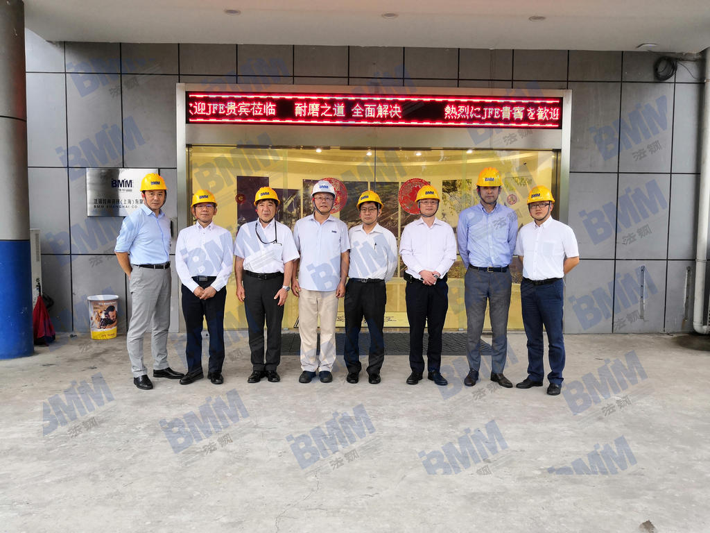 JFE钢铁高层人员一行在710公海行政楼前合影留念