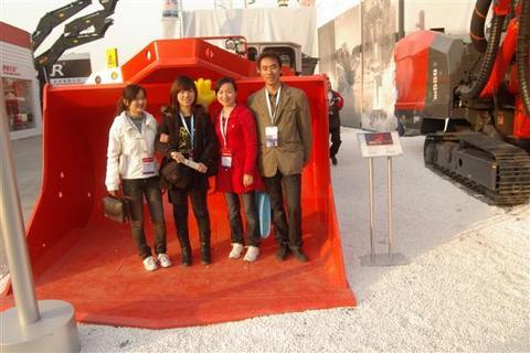 710公海公司员工参观bauma China 2010